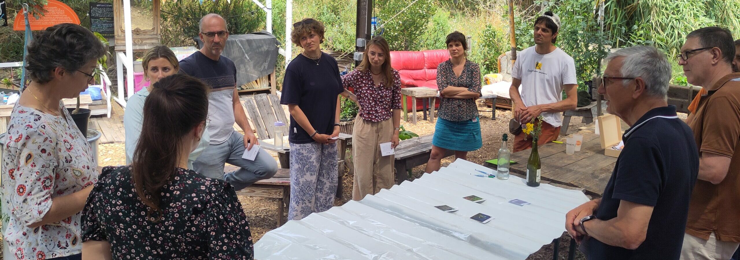 Atelier ISSU avec une classe : les enfants observent le sol