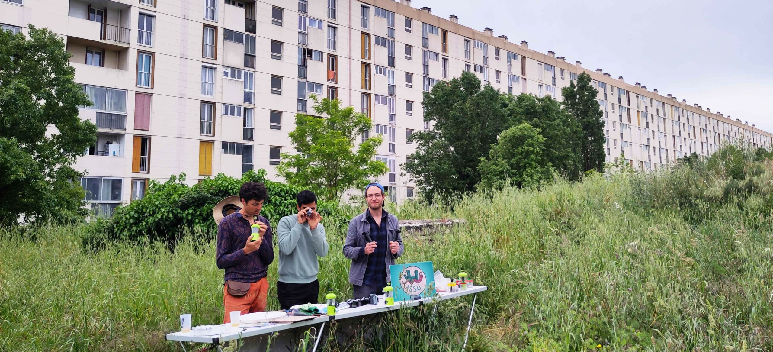 Atelier ISSU avec une classe : les enfants observent le sol