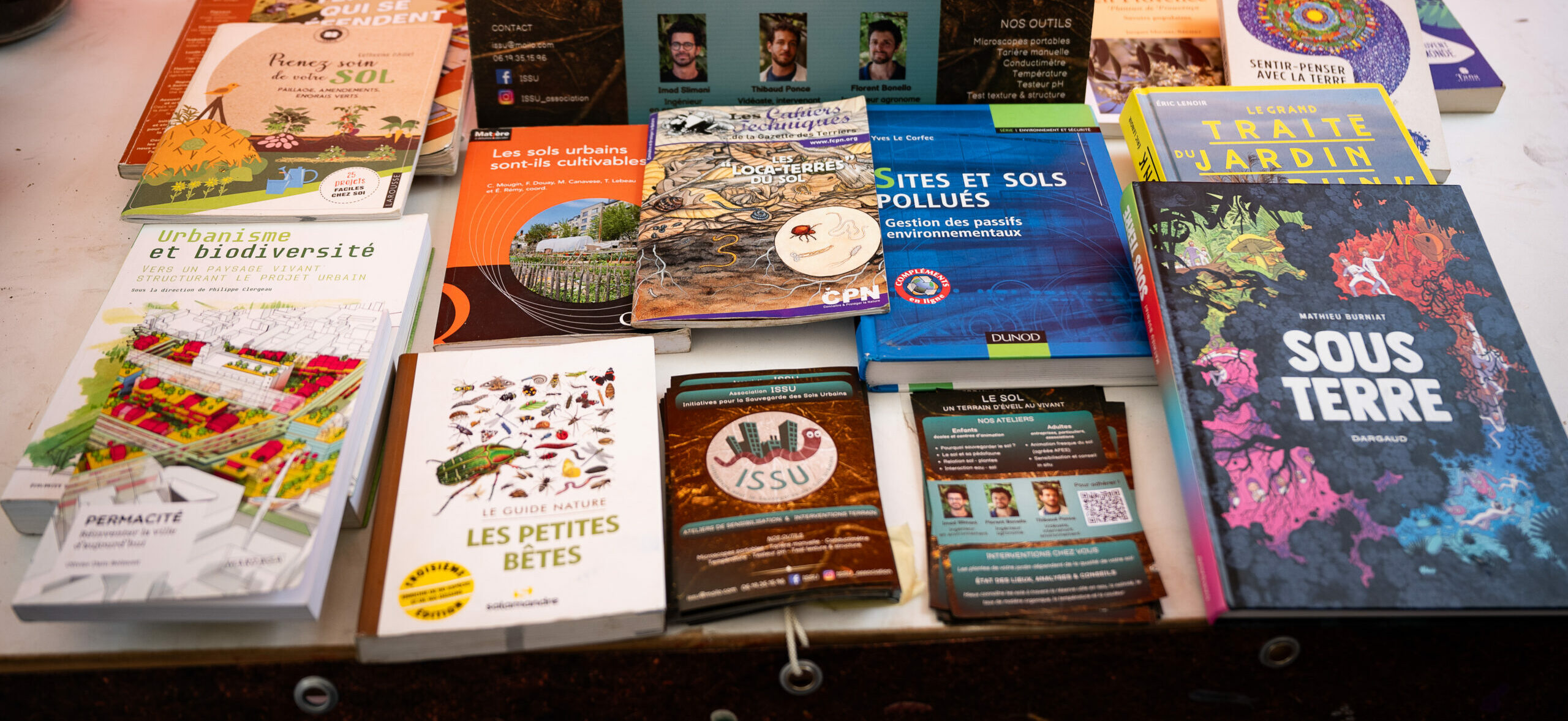Plusieurs livres sont rassemblés sur un stand d'animation avec toutes des thématiques liés au sol, sa santé, la biodiversité, l'urbanisme, avec des livres pour adultes et aussi pour enfants sous forme de BD