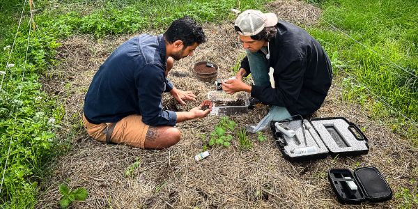 Outils d'analyse des sols d'ISSU : tarière et instruments de mesure posés sur le terrain