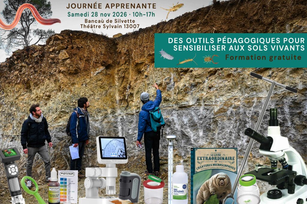 3 jeunes hommes expliquent les différents horizons d'un sol grâce à une coupe verticale et gigantesque d'un sol. Au premier plan, de multiples outils pédagogiques : différents microscopes, tarière, boîte loupe, loupe, eau oxygénée, test pH, thermomètre, livre sur les animaux microscopiques extraordinaires. Plusieurs informations texte complètent cette image : journée apprenante le 28 novembre 2026 de 10h à 17h, formation gratuite pour tester des outils pédagogiques pour sensibiliser aux sols vivants.